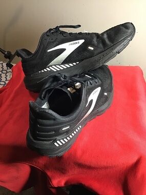 🔥Brooks Launch CTS 7, used, some wear on mid-sole, torn lace strap, good cond.